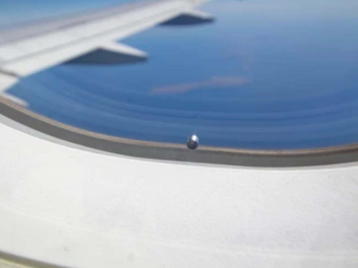 Why are holes made in flight windows Know reason and its function ...