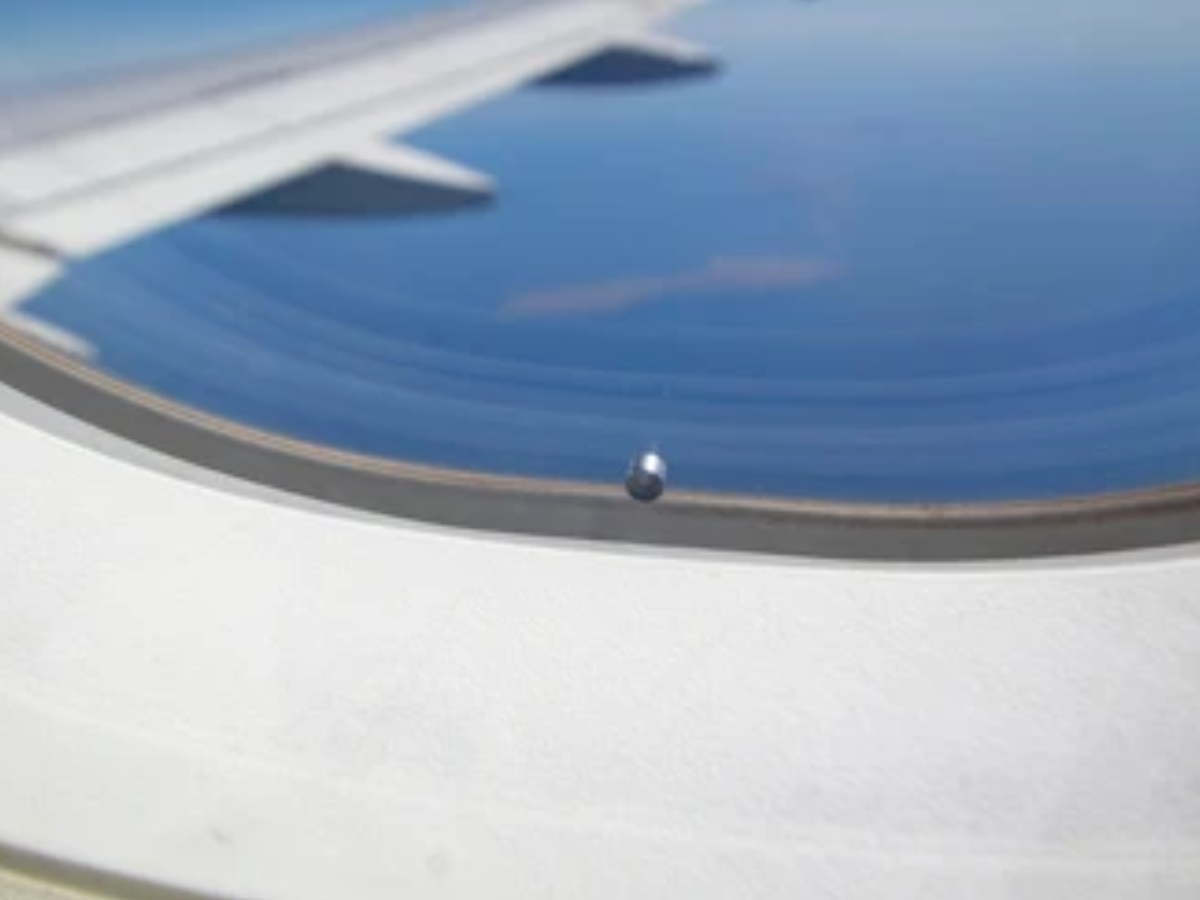 Why are holes made in flight windows Know reason and its function ...