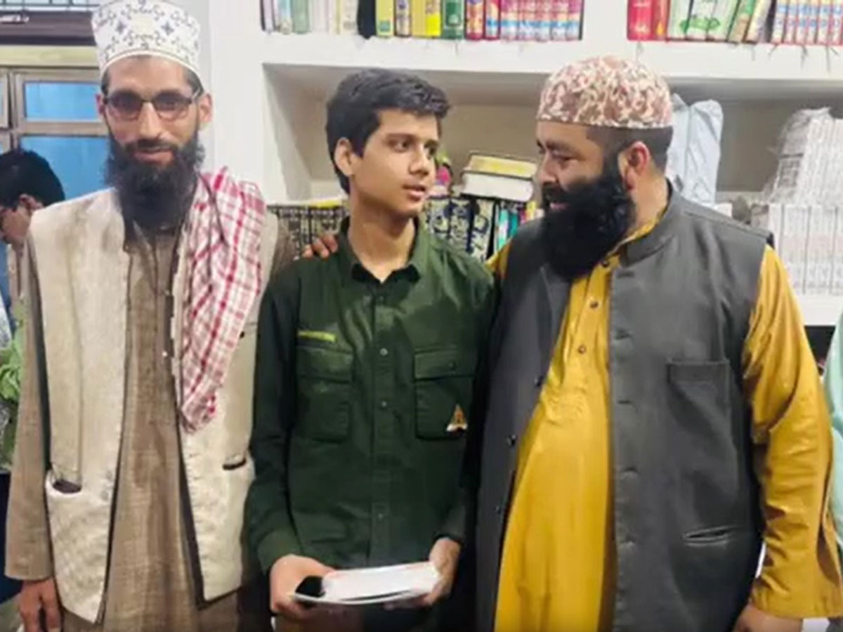 पहलगाम हमले के बाद मदरसा ने 50 सैलानियों को दी पनाह; गिफ्ट देकर किया विदा पहलगाम हमले के बाद मदरसा ने 50 सैलानियों को दी पनाह; गिफ्ट देकर किया विदा
