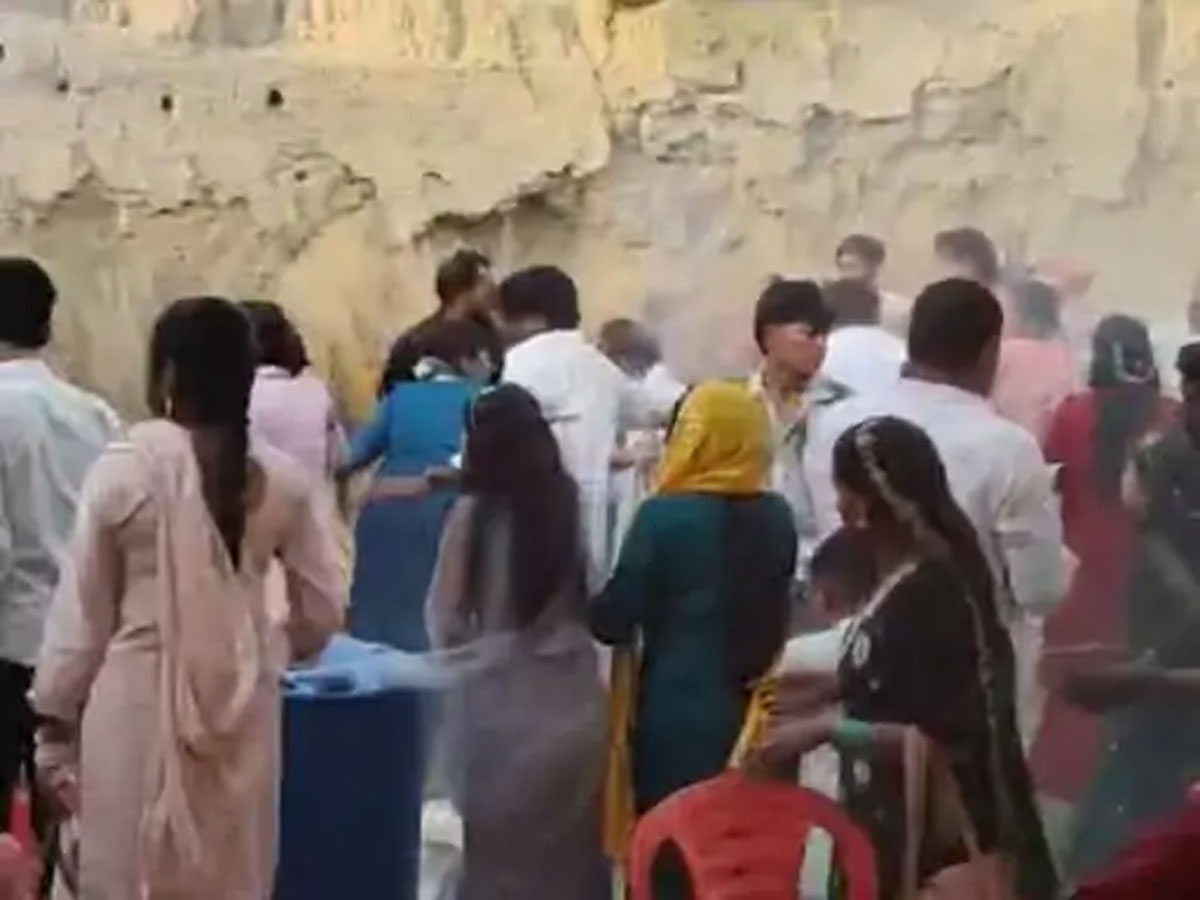Fatehpur News: वलीमा में आपस भिड़ गए दूल्हा और दुल्हन वाले, जमकर हुई मारपीट Fatehpur News: वलीमा में आपस भिड़ गए दूल्हा और दुल्हन वाले, जमकर हुई मारपीट