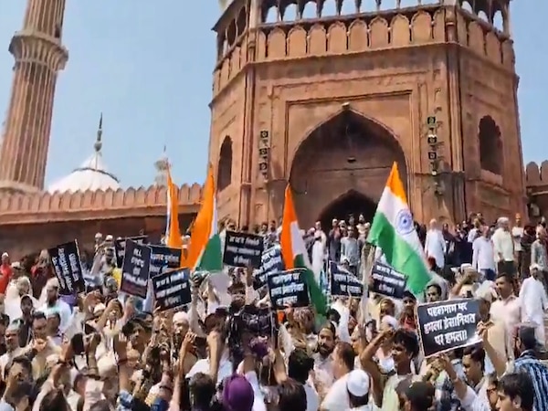 पहलगाम आतंकी हमले के विरोध में मुसलमानों ने काली पट्टी बांधकर अदा की जुमे की नमाज