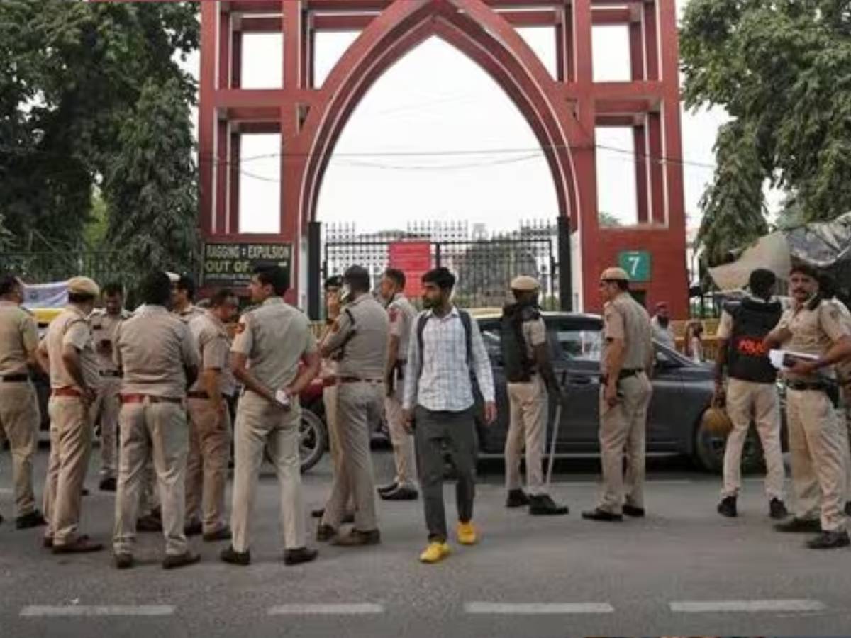 जामिया मिल्लिया में मेवात और यूपी के स्टूडेंट्स ग्रुप के बीच हुई जमकर पत्थरबाजी, पुलिस बल तैनात जामिया मिल्लिया में मेवात और यूपी के स्टूडेंट्स ग्रुप के बीच हुई जमकर पत्थरबाजी, पुलिस बल तैनात