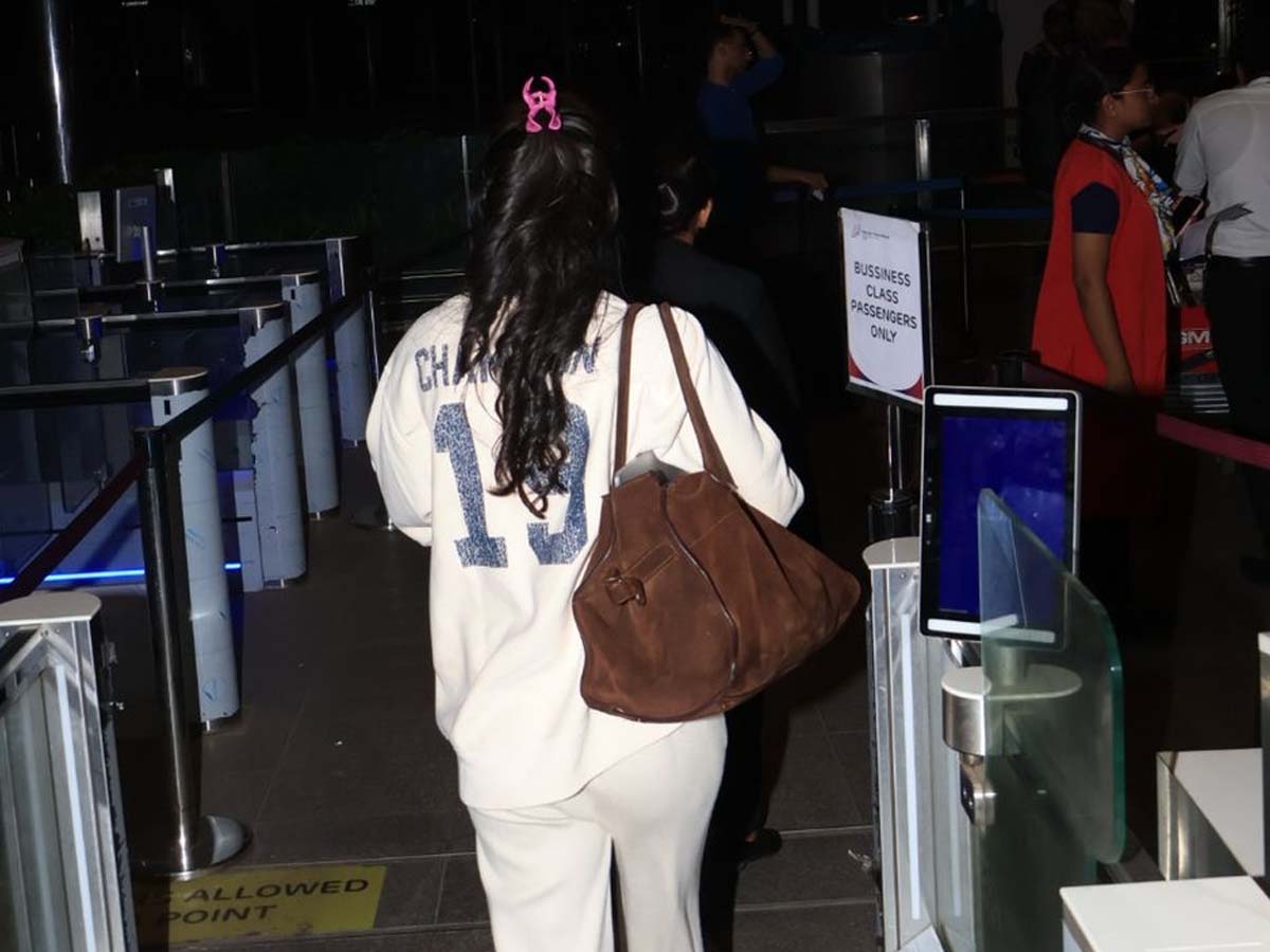 मुंबई एयरपोर्ट पर हड़बड़ी में दिखीं नीसा देवगन
