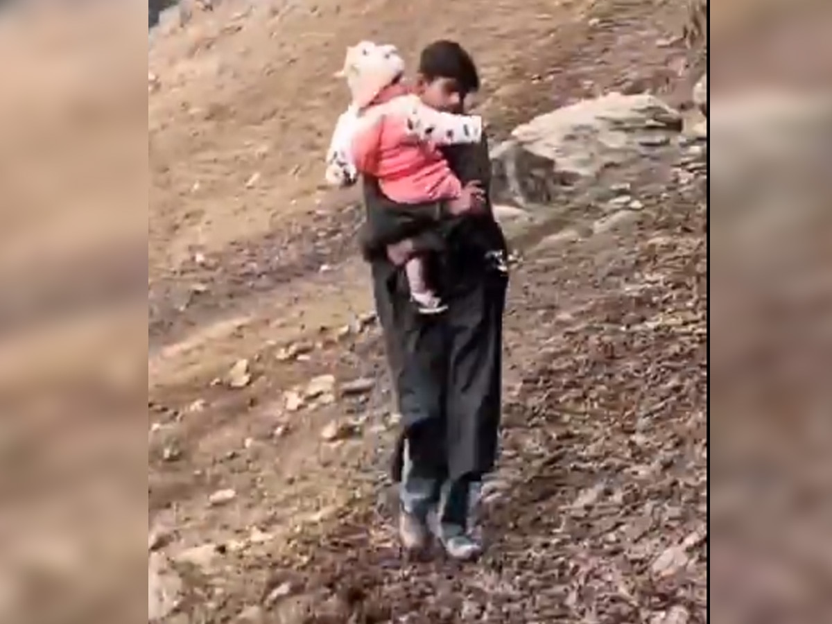 Pahalgam Video: फायरिंग के बीच बच्चे को गोद उठाकर चलता रहा छोटा कश्मीरी लड़का