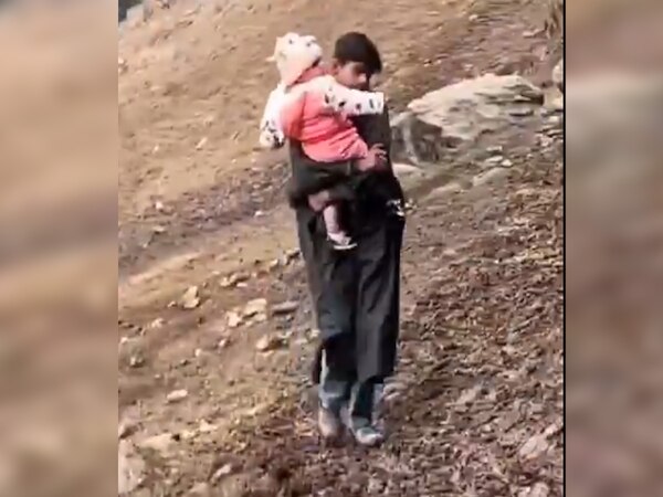 Pahalgam Video: फायरिंग के बीच बच्चे को गोद उठाकर चलता रहा छोटा कश्मीरी लड़का