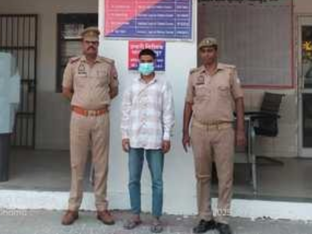 सैलून कर्मी के पाकिस्तान प्रेम दिखाने पर भड़के लोग, पुलिस ने किया गिरफ्तार सैलून कर्मी के पाकिस्तान प्रेम दिखाने पर भड़के लोग, पुलिस ने किया गिरफ्तार