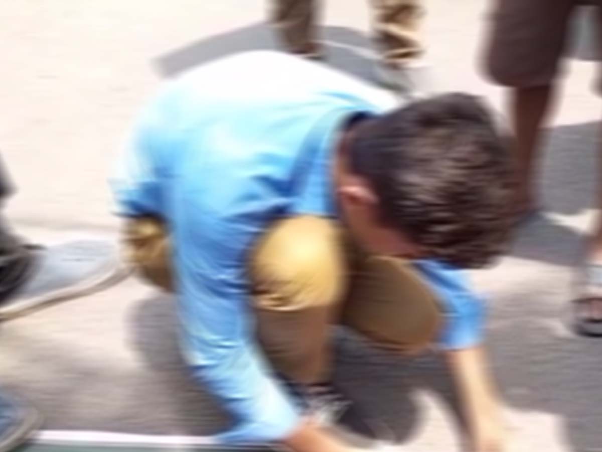 नाबालिग छात्र से भीड़ के सामने पाक झंडे पर कराया गया पेशाब; तमाशा देखती रही पुलिस! नाबालिग छात्र से भीड़ के सामने पाक झंडे पर कराया गया पेशाब; तमाशा देखती रही पुलिस!