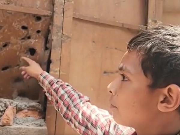 पुंछ के मिडिल स्कूल पर गोलियों के निशान दिखाता बच्चा