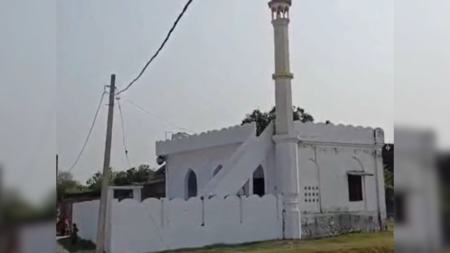 सिद्धार्थनगर की 17 मस्जिद- मदरसों पर लटकी बुलडोजर एक्शन की तलवार, प्रशासन ने थमाया नोटिस