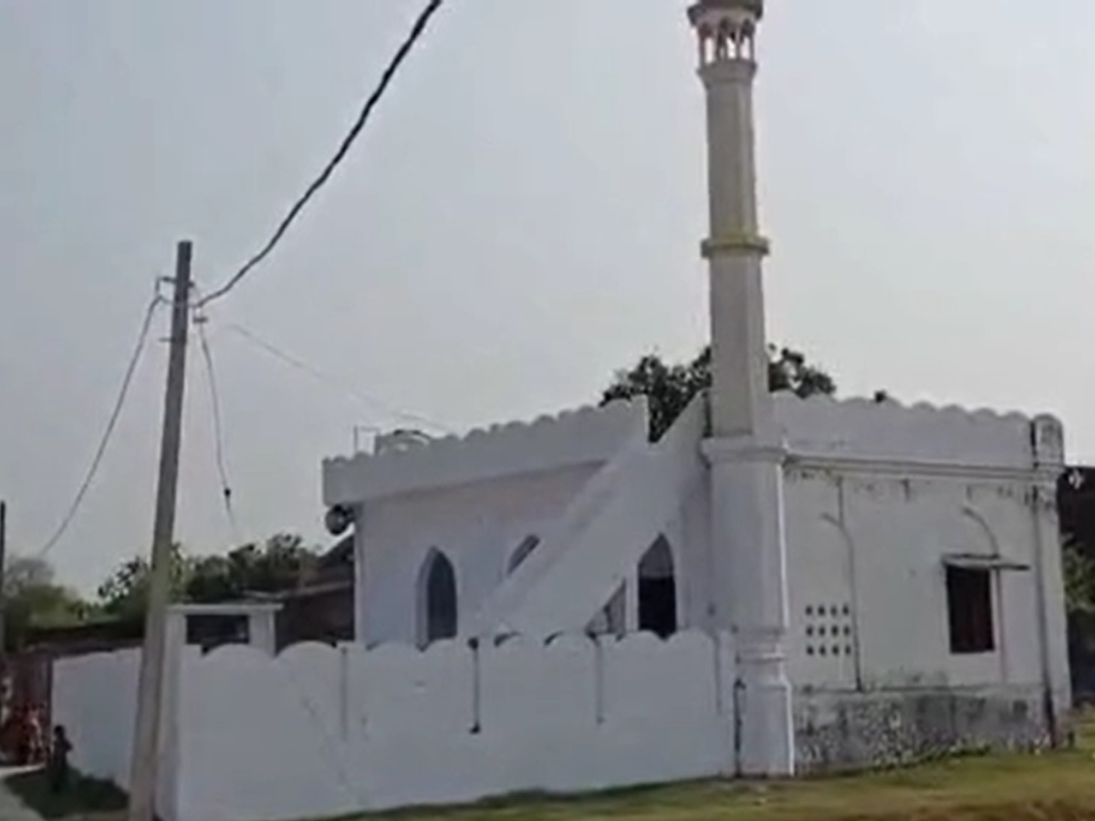सिद्धार्थनगर की 17 मस्जिद- मदरसों पर लटकी बुलडोजर एक्शन की तलवार, प्रशासन ने थमाया नोटिस सिद्धार्थनगर की 17 मस्जिद- मदरसों पर लटकी बुलडोजर एक्शन की तलवार, प्रशासन ने थमाया नोटिस