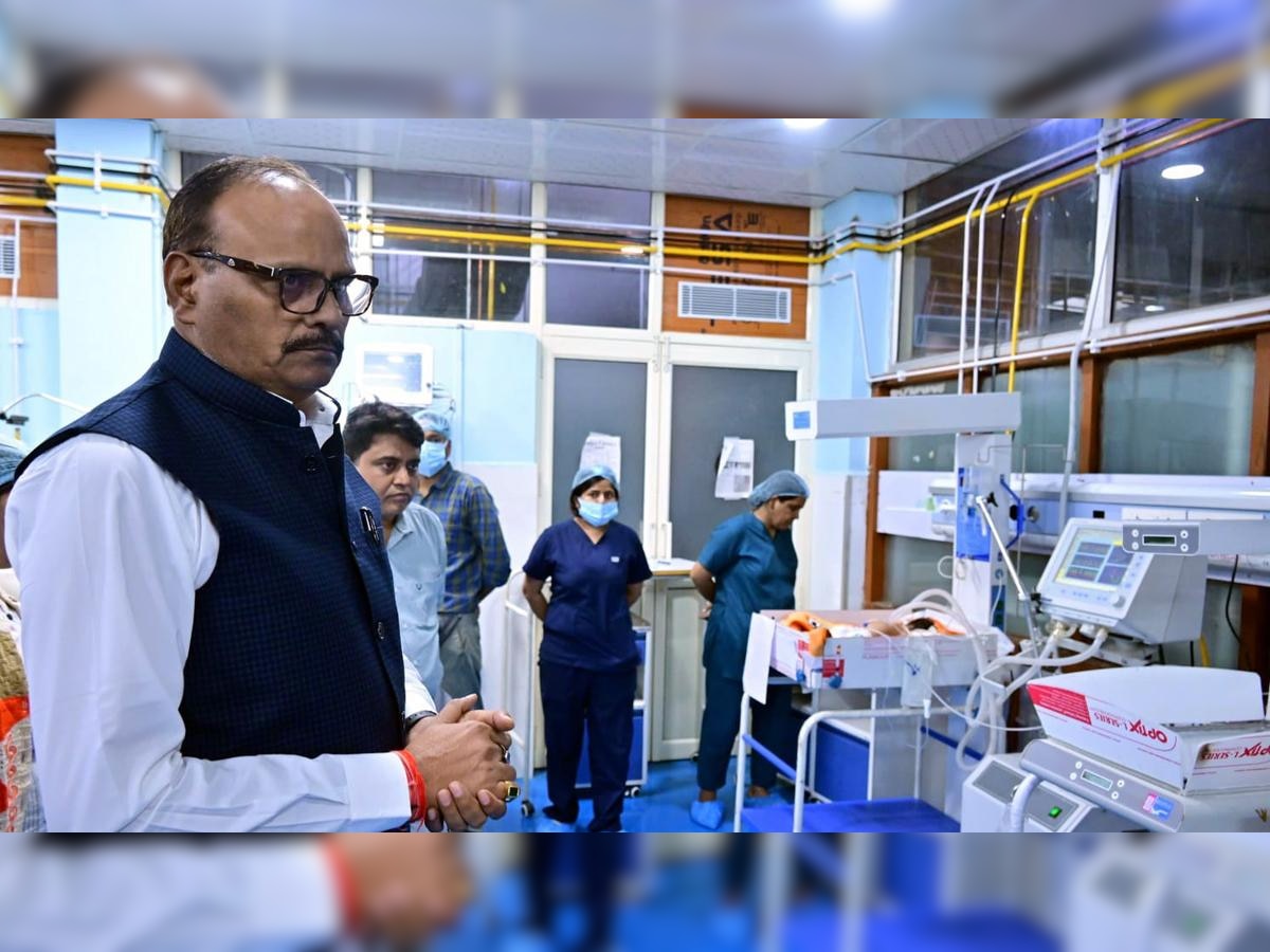 यूपी चिकित्सा विभाग में बड़ी 'सर्जरी'! लापरवाही, अनुशासनहीनता पर 15 डॉक्टरों पर गिरी गाज