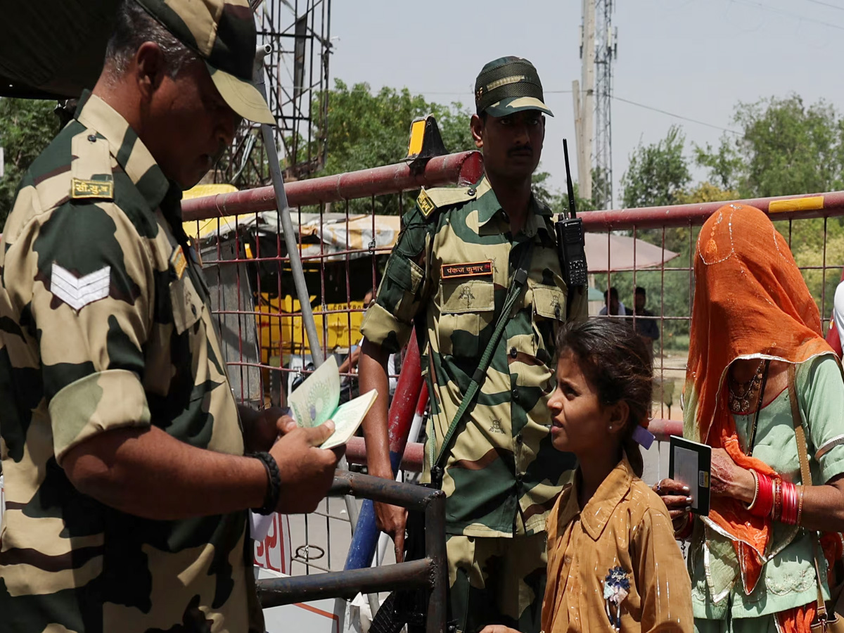 UP: जमीन खा गई या आसमान निकल गया, भारत आए 5 पाकिस्तानियों को ढूंढ रही खुफिया एजेंसी UP: जमीन खा गई या आसमान निकल गया, भारत आए 5 पाकिस्तानियों को ढूंढ रही खुफिया एजेंसी