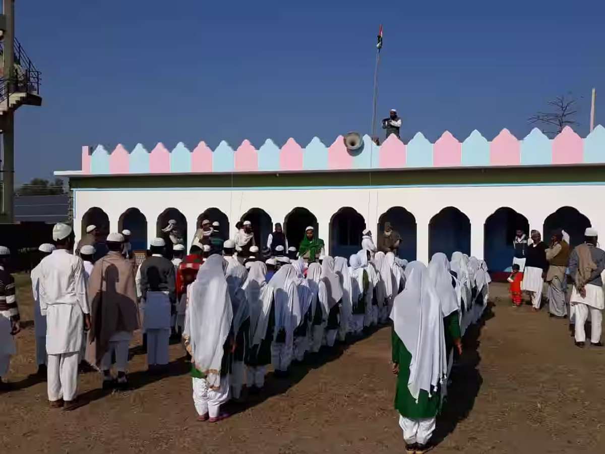 UP के श्रीवस्ती जिले में 57 मदरसे सील, महाराजगंज में भी कई के खिलाफ एक्शन UP के श्रीवस्ती जिले में 57 मदरसे सील, महाराजगंज में भी कई के खिलाफ एक्शन