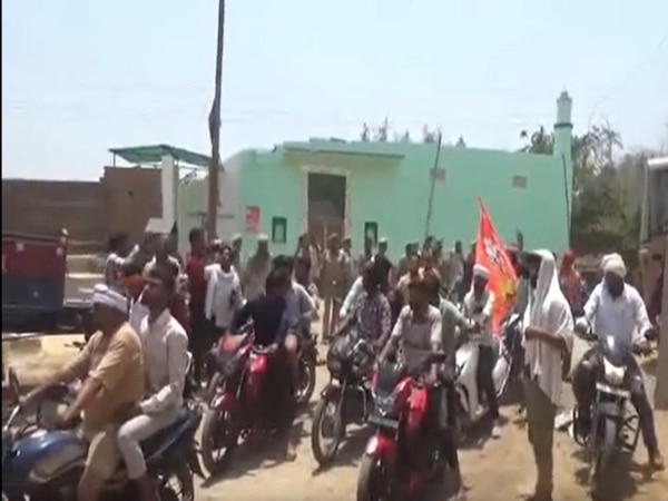 Chitrakoot: 'पाकिस्तान जिंदाबाद' के वीडियो से भड़का बजरंगदल; मस्जिद के सामने पढ़ा हनुमान चालीसा