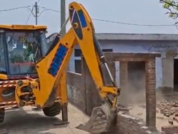 श्रावस्ती में प्रशासन ने ढहा दिए तीन मदरसे
