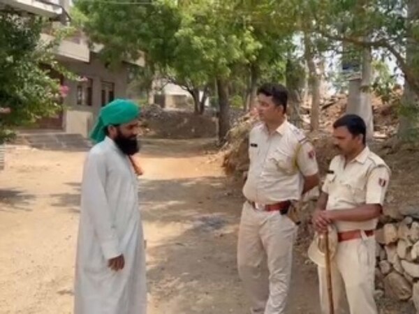 मुस्लिम बस्तियों में जांच करती राजस्थान पुलिस