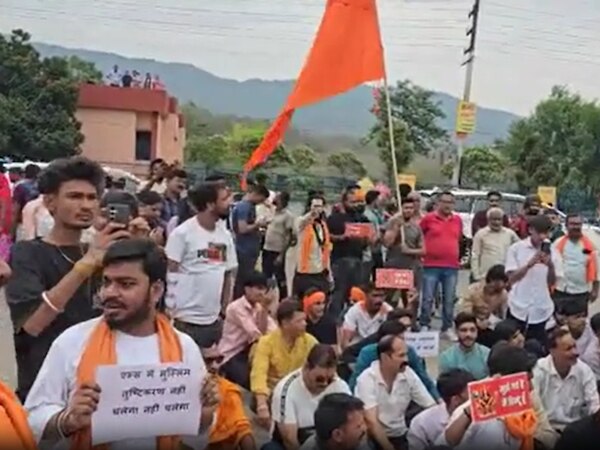 AIIMS ऋषिकेष में प्रदर्शन करते हुए हिंदूवादी संगठन
