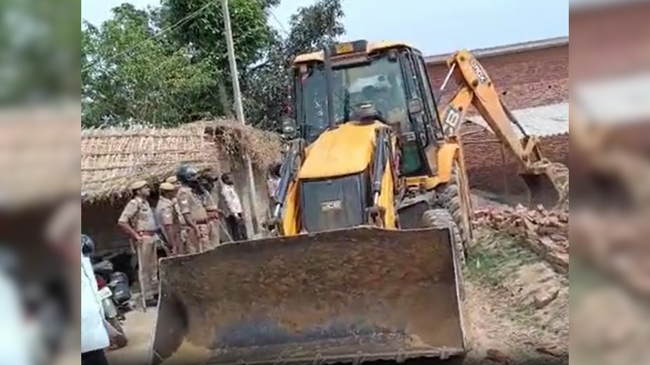श्रावस्ती में फिर गरजा बुलडोजर, दो मदरसों को किया जमींदोज, 18 सील