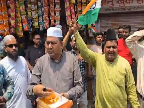 'ऑपरेशन सिंदूर' के बाद UP में देशभक्ति की लहर, मुसलमानों ने बांटी मिठाइयां 