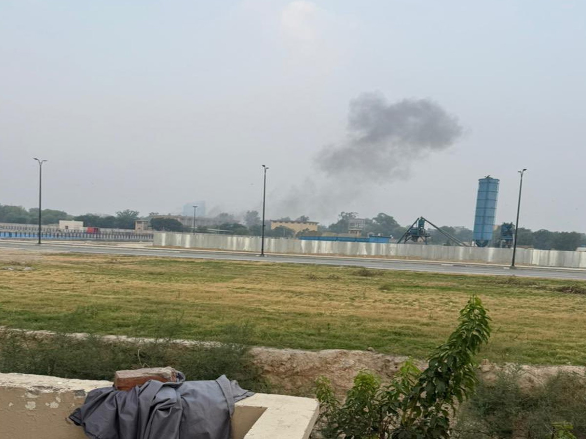 Lahore Blasts: पाकिस्तान के लाहौर में धमाके, बज उठे सायरन Lahore Blasts: पाकिस्तान के लाहौर में धमाके, बज उठे सायरन