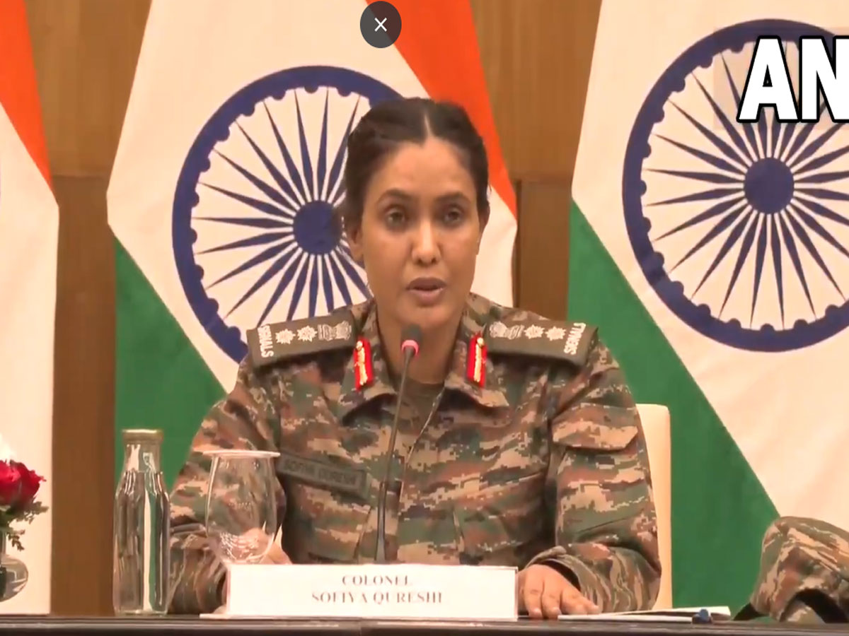 प्रेस कॉन्फ्रेंस करती कर्नल सोफिया कुरैशी प्रेस कॉन्फ्रेंस करती कर्नल सोफिया कुरैशी