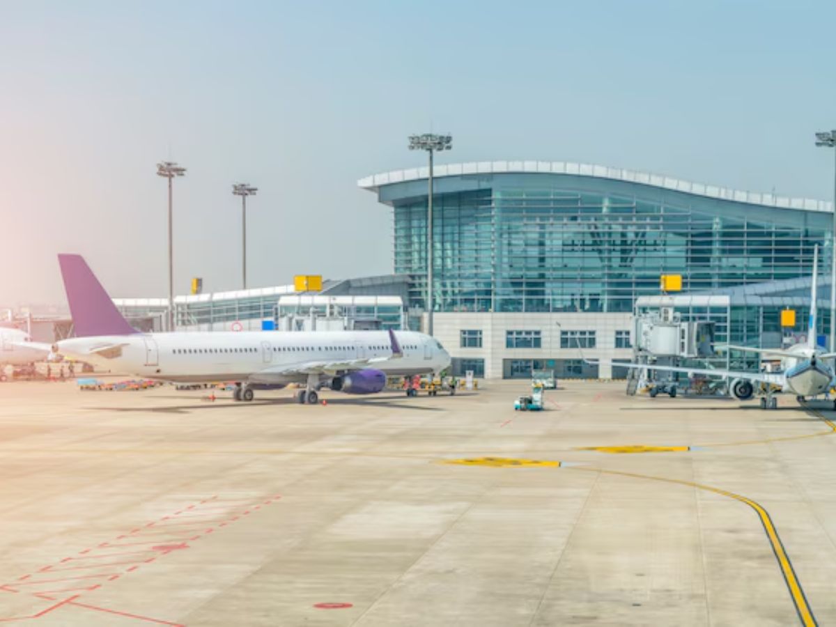 Operation Sindoor: भारत में बंद हैं कई एयरपोर्ट, फ्लाइट भी रद्द, चेक करें पूरी लिस्ट