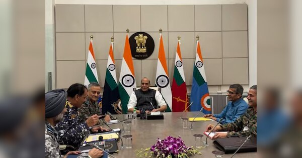 राजनाथ सिंह और तीनों सेना प्रमुखों के चेहरे पर मुस्कान, क्या कहानी बयां करती है ये तस्वीर