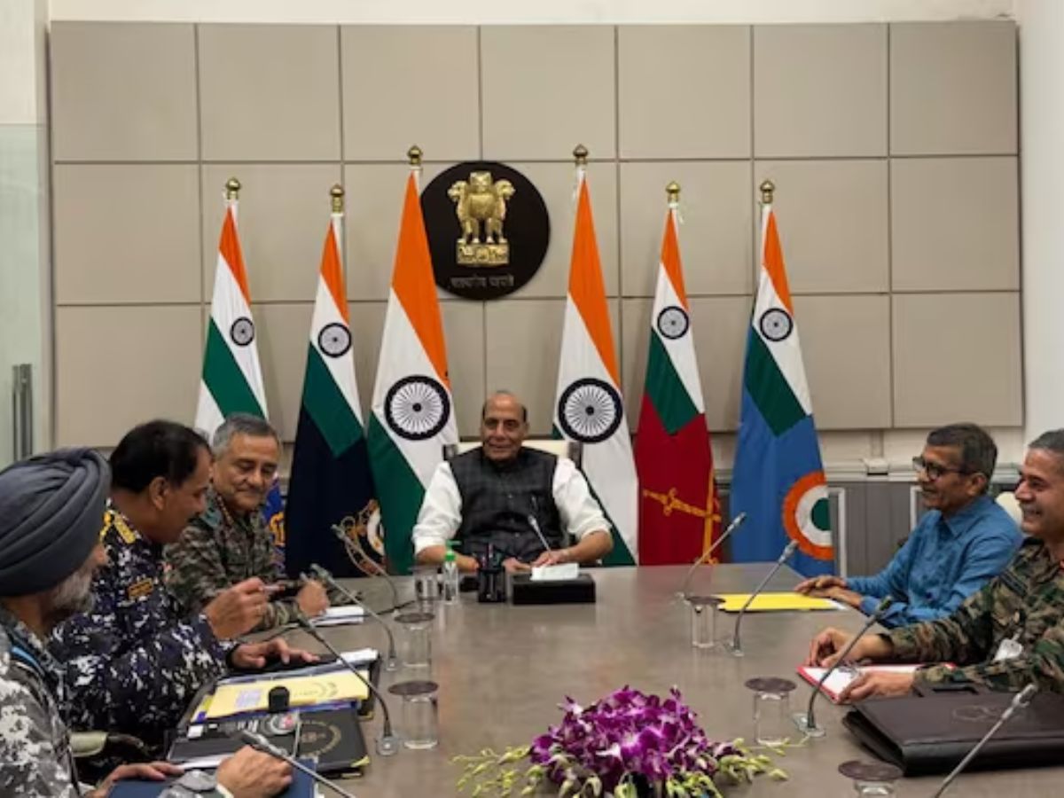 राजनाथ सिंह और तीनों सेना प्रमुखों के चेहरे पर मुस्कान, क्या कहानी बयां करती है ये तस्वीर