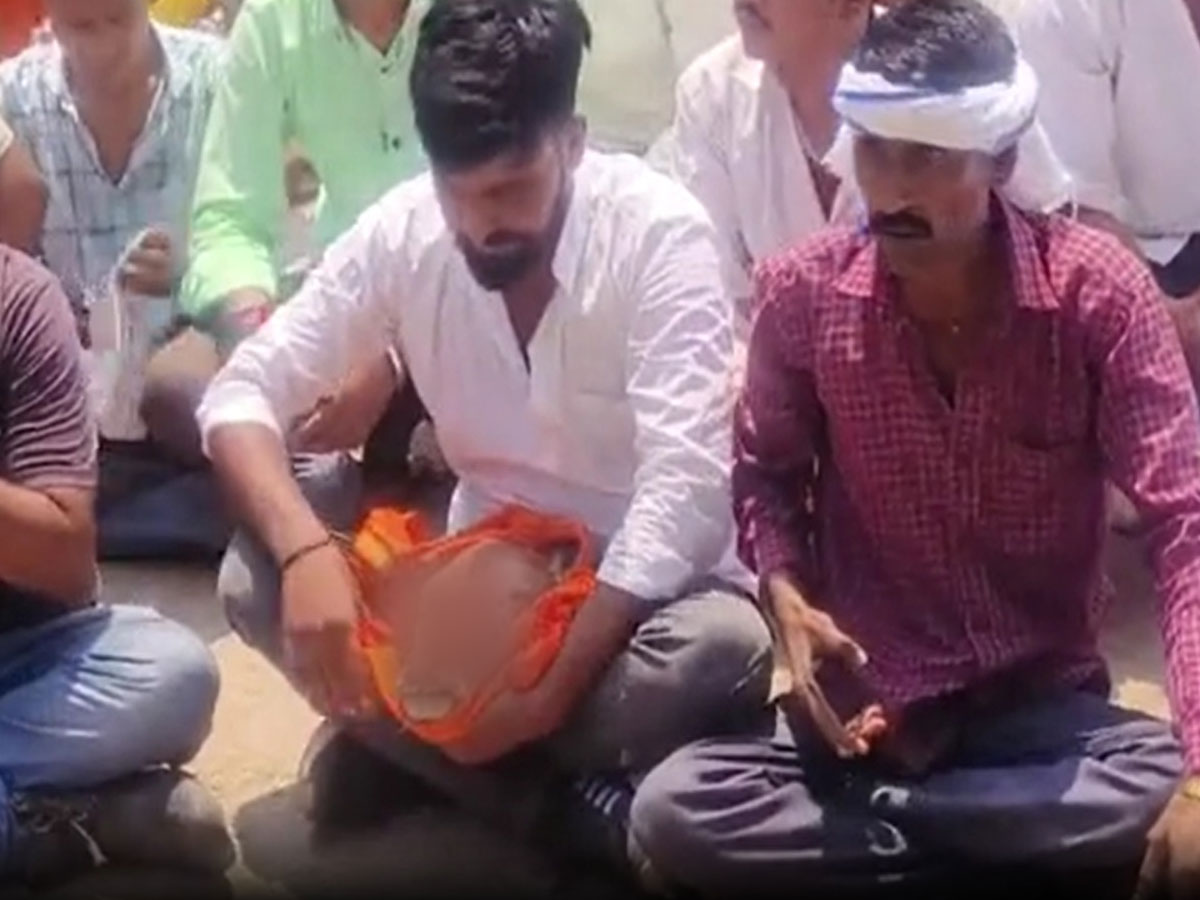 हिंदू सगठन के लोग प्रोटेस्ट करते हुए हिंदू सगठन के लोग प्रोटेस्ट करते हुए