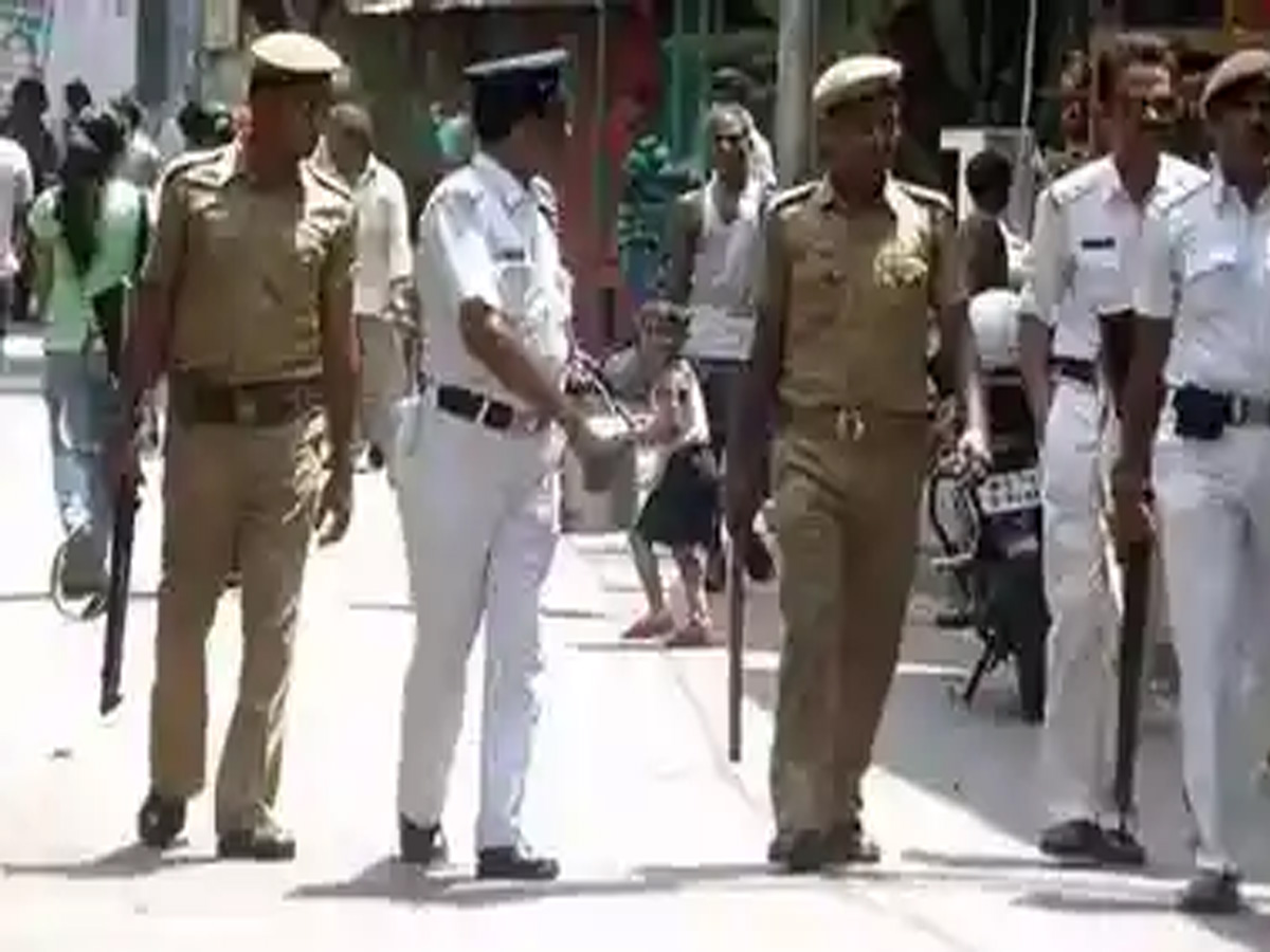 West Bengal: अजमल और साहेब के फोन से मिले कोडेड मैसेज, जांच में जुटी पुलिस West Bengal: अजमल और साहेब के फोन से मिले कोडेड मैसेज, जांच में जुटी पुलिस