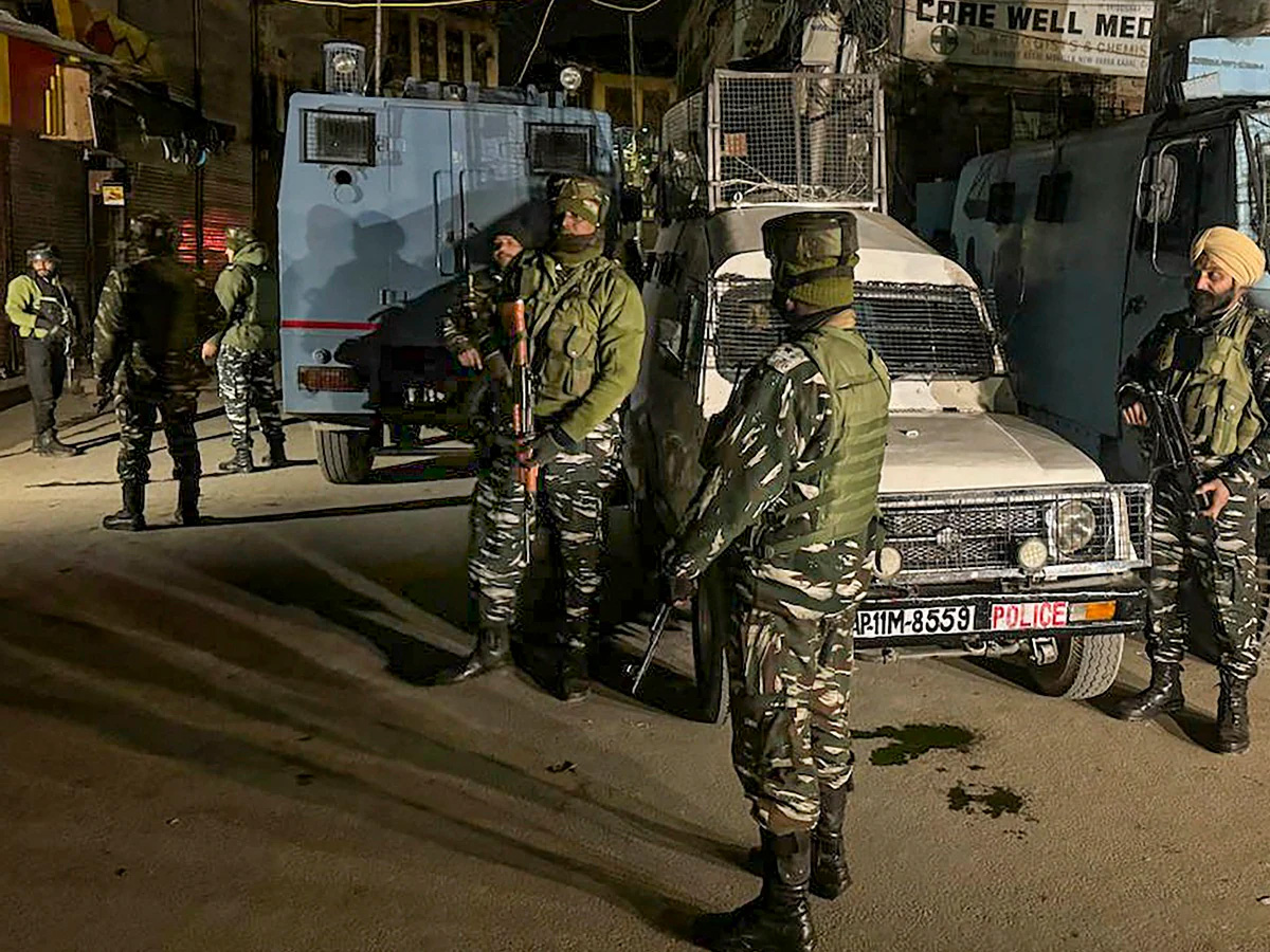 Srinagar में कई जगह सुनाई दिए धमाके; डल लेक में गिरी मिसाइल जैसी चीज Srinagar में कई जगह सुनाई दिए धमाके; डल लेक में गिरी मिसाइल जैसी चीज