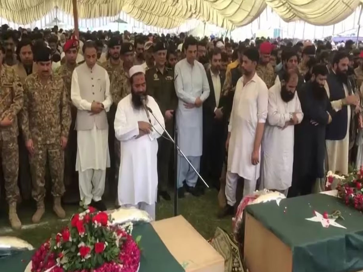 पाकिस्तान एक बार फिर हुआ बेनकाब, आतंकी हाफिज अब्दुर रऊफ को बताया 'फैमिली मैन पाकिस्तान एक बार फिर हुआ बेनकाब, आतंकी हाफिज अब्दुर रऊफ को बताया 'फैमिली मैन