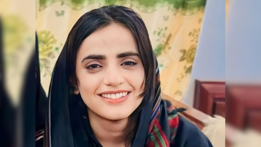 Mahrang Baloch: पेशे से डॉक्टर इस खूबसूरत बलोच नेता ने दुनिया भर में पाकिस्तान को कर दिया नंगा!