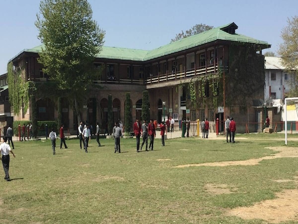 भारत-पाक सीजफायर के बाद बंद स्कूल दोबारा खुले, लेकिन तीन जिले अभी भी बंद