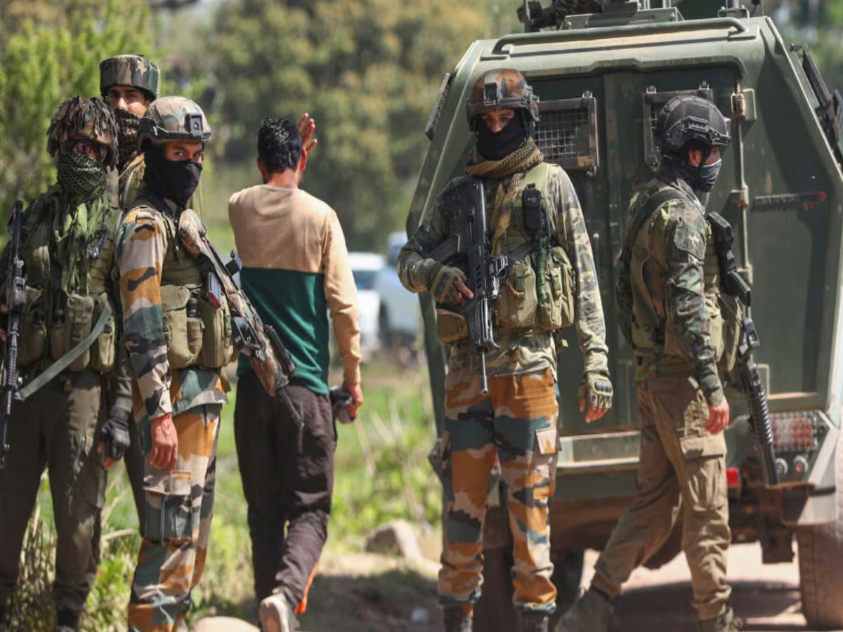 Shopian Encounter: सेना ने तीन दहशतगर्दों को मुठभेड़ में मार गिराया, लश्कर का कमांडर ढेर Shopian Encounter: सेना ने तीन दहशतगर्दों को मुठभेड़ में मार गिराया, लश्कर का कमांडर ढेर