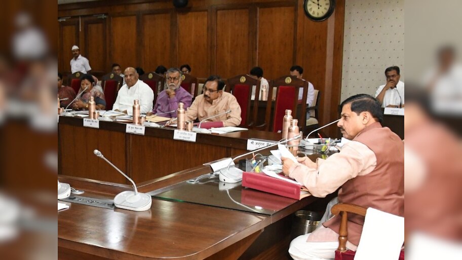 MP Cabinet: CM मोहन की कैबिनेट में बड़े फैसले, महाराष्ट्र-एमपी के ज्योतिरलिंग के साथ दर्शन करवाने की तैयारी