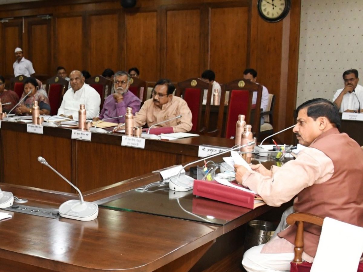MP Cabinet: CM मोहन की कैबिनेट में बड़े फैसले, महाराष्ट्र-एमपी के ज्योतिरलिंग के साथ दर्शन करवाने की तैयारी MP Cabinet: CM मोहन की कैबिनेट में बड़े फैसले, महाराष्ट्र-एमपी के ज्योतिरलिंग के साथ दर्शन करवाने की तैयारी