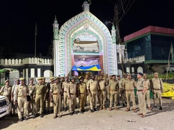 सालार मसूद गाजी के मजार पर तैनात पुलिस के जवान