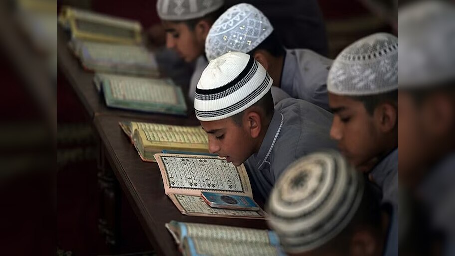 UP Madrasas: मदरसे के छात्र पढ़ेंगे मजहबी शिक्षा के साथ विज्ञान और गणित, यूपी के मदरसों में 9वीं से 12वीं तक बदलेगा सिलेबस