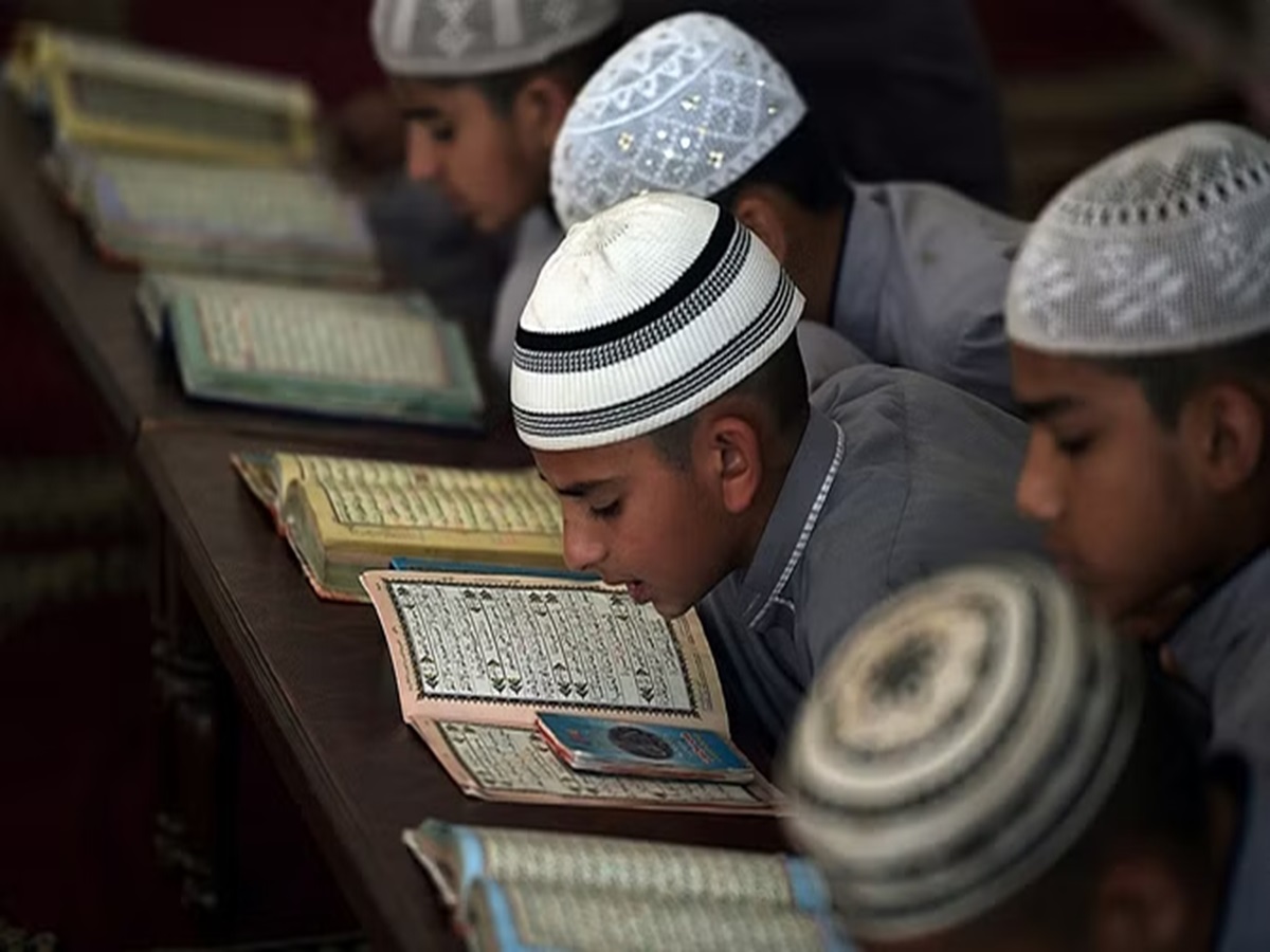 UP Madrasas: मदरसे के छात्र पढ़ेंगे मजहबी शिक्षा के साथ विज्ञान और गणित, यूपी के मदरसों में 9वीं से 12वीं तक बदलेगा सिलेबस UP Madrasas: मदरसे के छात्र पढ़ेंगे मजहबी शिक्षा के साथ विज्ञान और गणित, यूपी के मदरसों में 9वीं से 12वीं तक बदलेगा सिलेबस