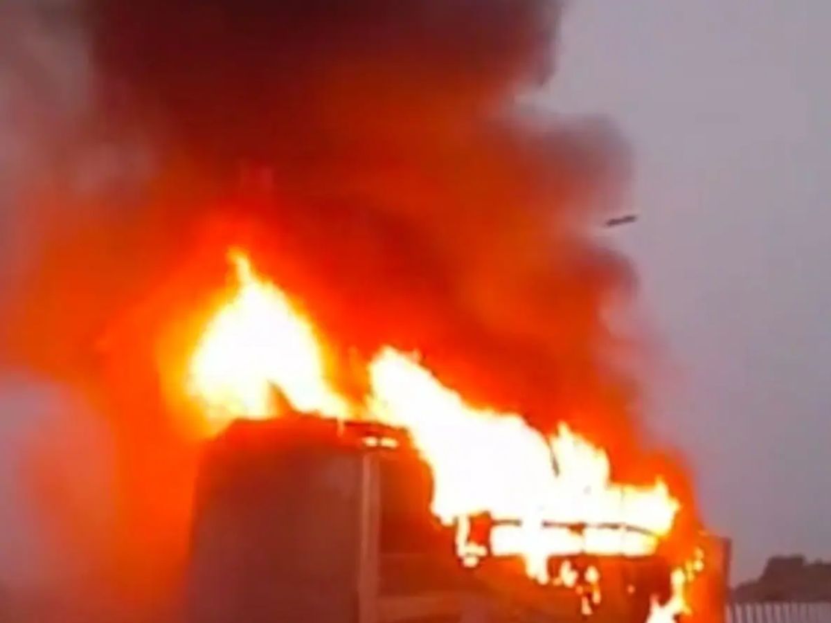 Accident News: ଦିଲ୍ଲୀ ଯାଉଥିବା ବସରେ ଲାଗିଗଲା ନିଆଁ, ଜଳିଗଲେ ୫ Accident News: ଦିଲ୍ଲୀ ଯାଉଥିବା ବସରେ ଲାଗିଗଲା ନିଆଁ, ଜଳିଗଲେ ୫