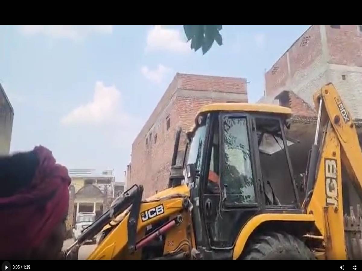 हसरत मोहानी मुस्लिम स्कूल पर चलाया बुलडोजर, सरकारी जमीन पर बने होने का इलजाम हसरत मोहानी मुस्लिम स्कूल पर चलाया बुलडोजर, सरकारी जमीन पर बने होने का इलजाम