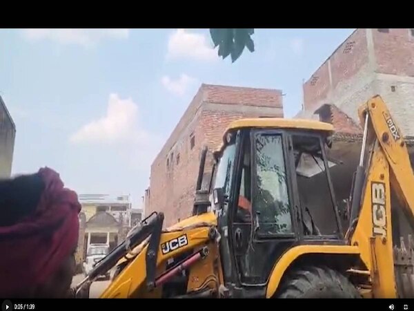 हसरत मोहानी मुस्लिम स्कूल पर चलाया बुलडोजर, सरकारी जमीन पर बने होने का इलजाम 