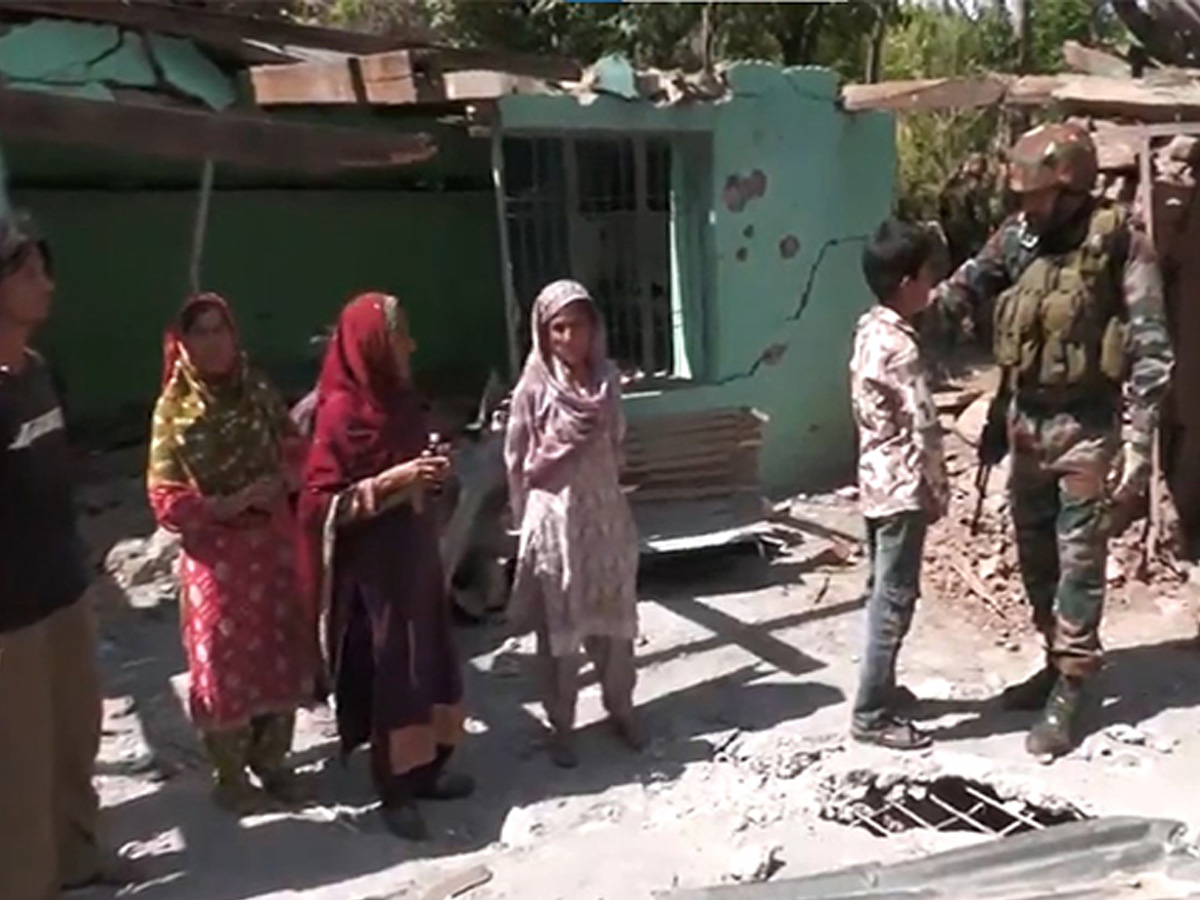 Jammu-Kashmir में घर-घर क्यों जा रही है भारतीय सेना? जानकर हो जाएंगे हैरान Jammu-Kashmir में घर-घर क्यों जा रही है भारतीय सेना? जानकर हो जाएंगे हैरान