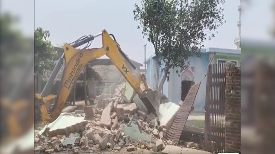 फतेहपुर से नेपाल के बॉर्डर तक मदरसों पर गरजा बुलडोजर, जानें कहां-कहां गिराए गए मदरसे
