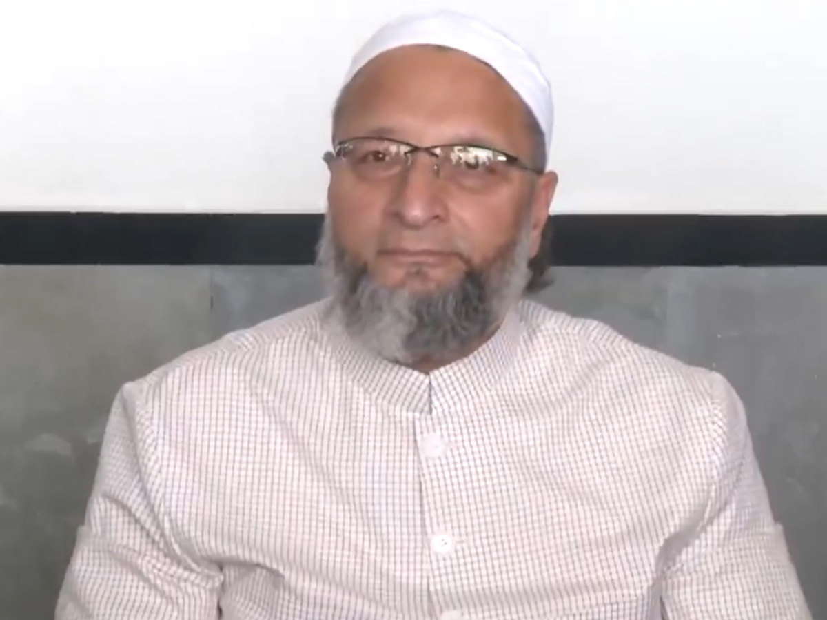 Video: हम हैं पाकिस्तान के दुल्हा भाई, नहीं है कोई इतना हैंडसम; Owaisi ने ली की चुटकी Video: हम हैं पाकिस्तान के दुल्हा भाई, नहीं है कोई इतना हैंडसम; Owaisi ने ली की चुटकी
