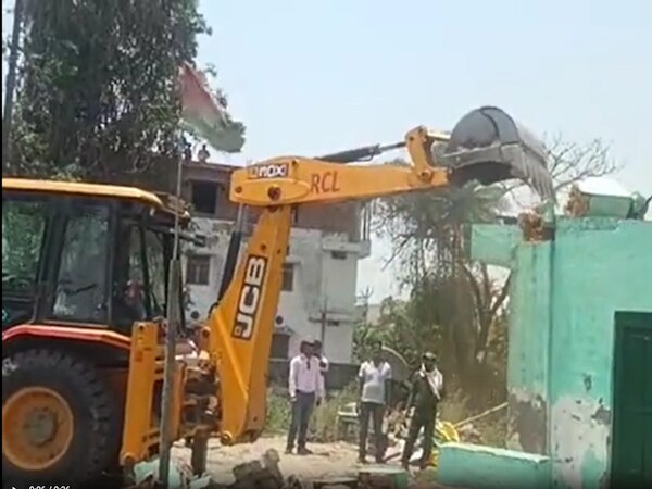 Muradabad: मंदिर, कब्रिस्तान की दीवार और मजारों पर चला बुलडोजर, लोगों का भारी हंगामा