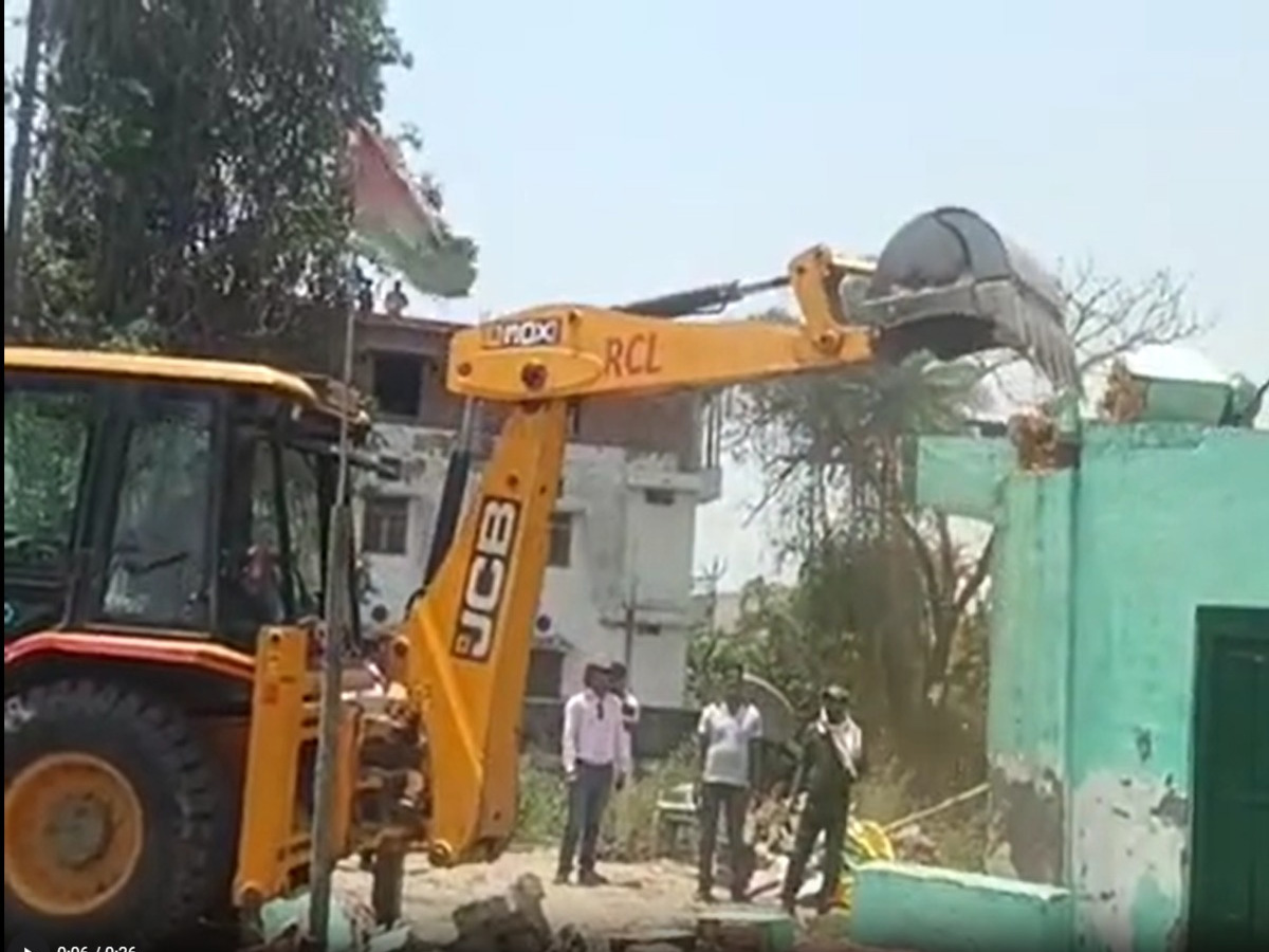 Muradabad: मंदिर, कब्रिस्तान की दीवार और मजारों पर चला बुलडोजर, लोगों का भारी हंगामा Muradabad: मंदिर, कब्रिस्तान की दीवार और मजारों पर चला बुलडोजर, लोगों का भारी हंगामा