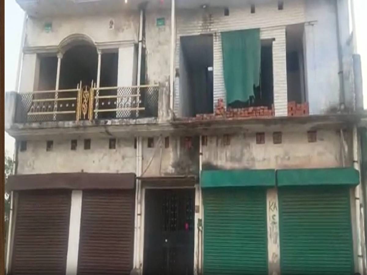 Gonda में अवैध तौर पर चल रहे मदरसे पर चला चाबुक, प्रशासन ने किया सील Gonda में अवैध तौर पर चल रहे मदरसे पर चला चाबुक, प्रशासन ने किया सील