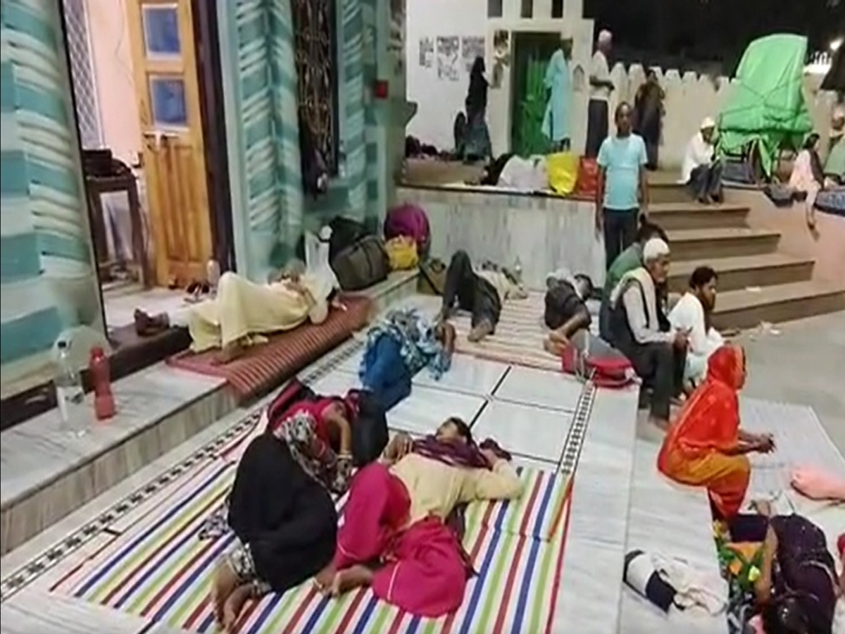 Bahraich Dargah Mela: अर्जेंट सुनवाई में भी नहीं मिली मेला लगाने की इजाजत; जियारत कर सकते हैं जायरीन Bahraich Dargah Mela: अर्जेंट सुनवाई में भी नहीं मिली मेला लगाने की इजाजत; जियारत कर सकते हैं जायरीन